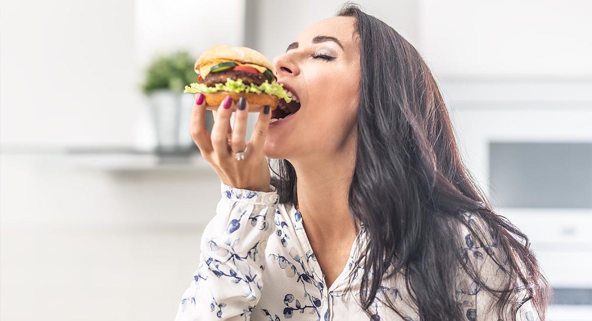Fue por una hamburguesa y encuentra un dedo humano en ella. Foto: Shutterstock