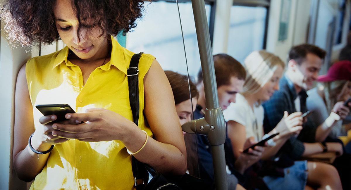 Estudio revela que a millennials les da ansiedad hablar por teléfono. Foto: Shutterstock