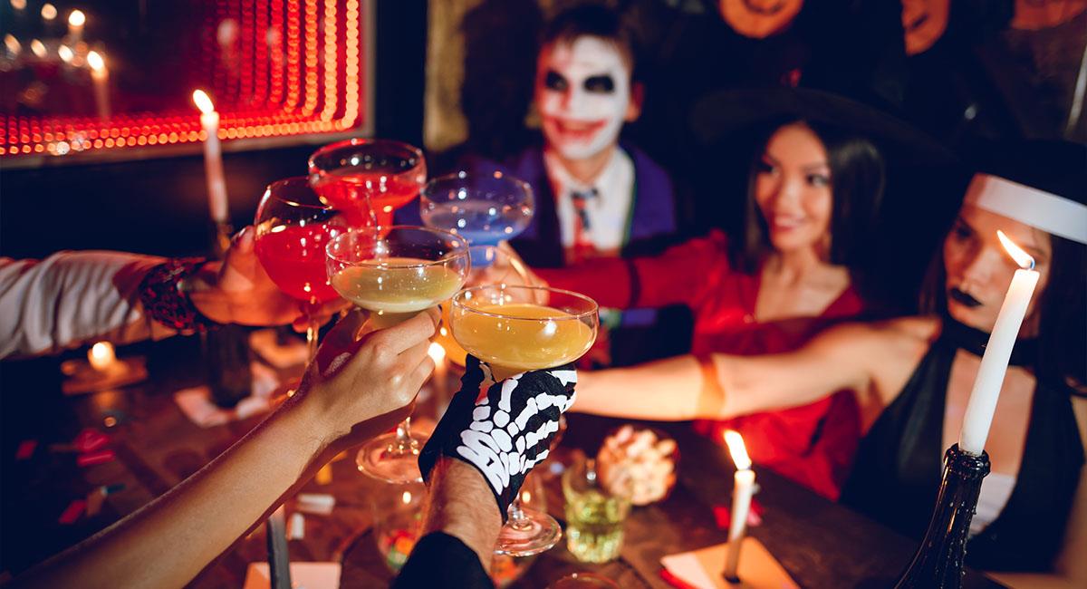 Los 5 mejores juegos para beber con tus amigas en Halloween. Foto: Shutterstock