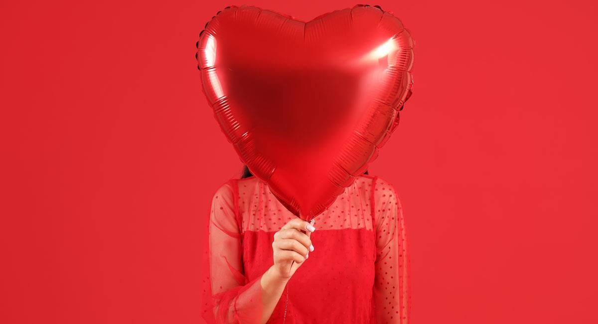 Señales para descubrir si tu amiga se está enamorando, aunque ella lo niegue. Foto: Shutterstock